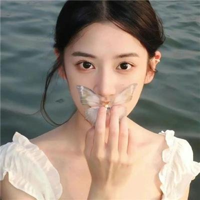 女孩的钓鱼慢活